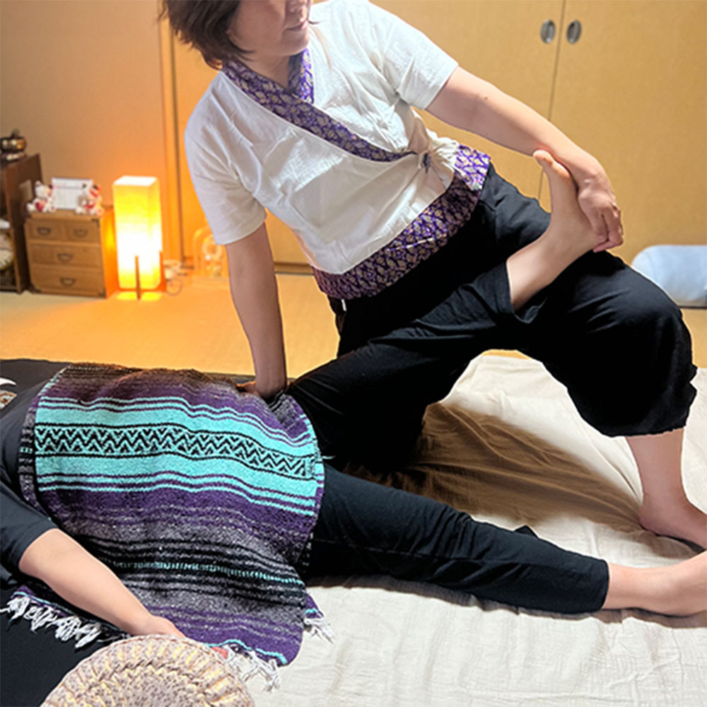 タイ古式マッサージの様子
